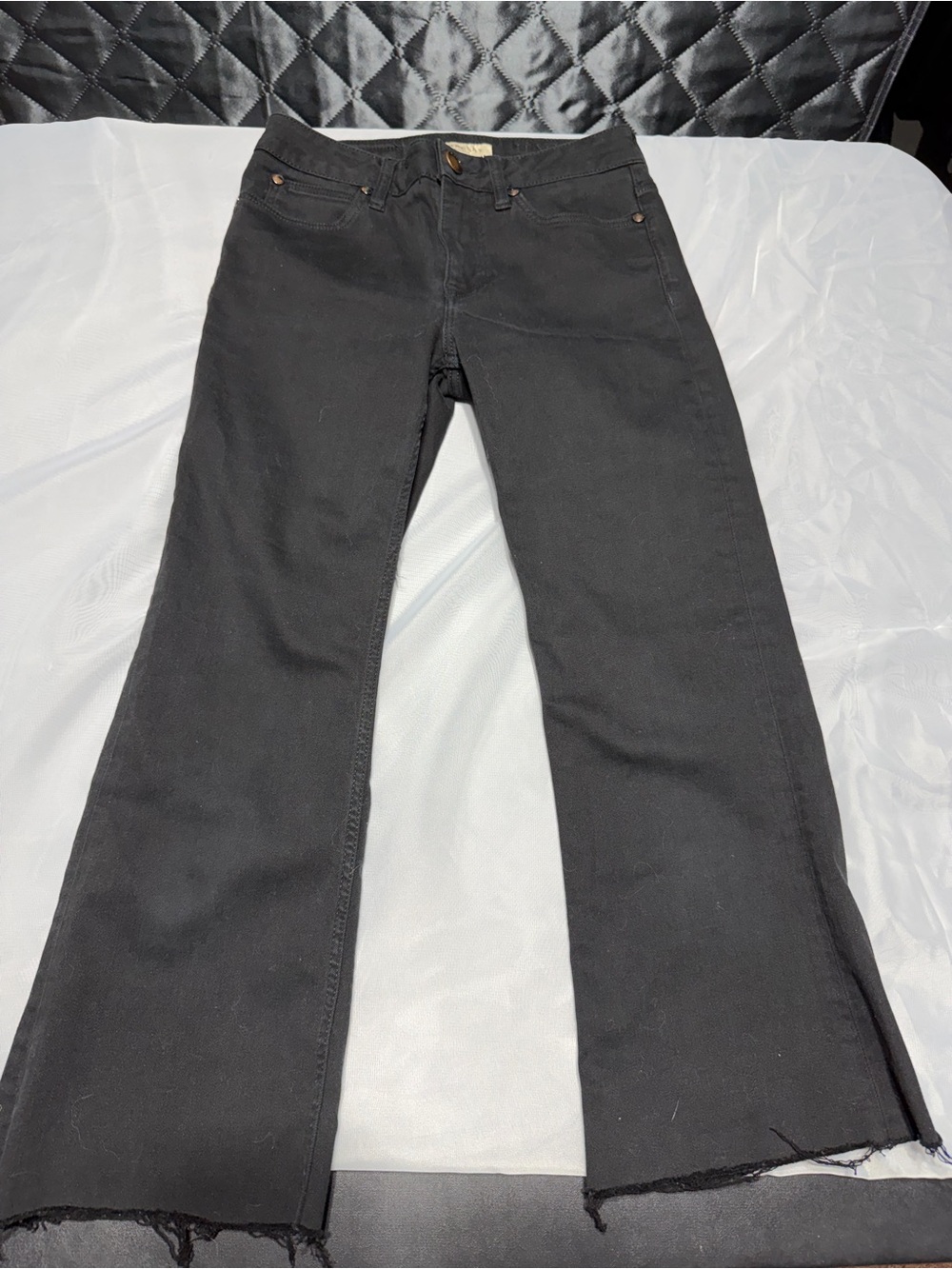 VINTAGE Burberry Londonโ "Hardwood" Women's Low-Rise Cropped Jeans Late 2000's